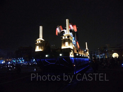 変形するオプティマスプライムのフロート／USJ新ナイトパレード