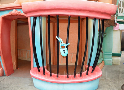 檻に閉じ込められた！