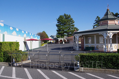 赤いパラソルの下が検査場