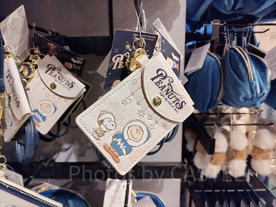 ユニバクリスマスグッズ2024：パスケース（冬服スヌーピー&チャーリー）