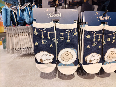 ユニバクリスマスグッズ2024：ソックス（冬服スヌーピー&チャーリー）