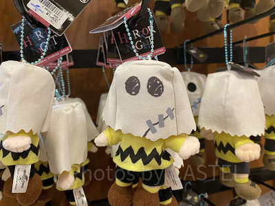 ユニバハロウィン2022グッズ：チャーリー・ブラウンぬいぐるみキーチェーン