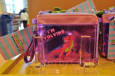 ユニバの新恐竜グッズ「ジュラシック・パーク  I’M EVOLVING」ミニウォレット