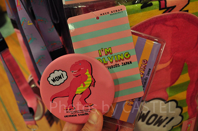 ユニバの新恐竜グッズ「ジュラシック・パーク  I’M EVOLVING」カンバッジ付きネックストラップ