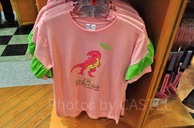 ユニバの新恐竜グッズ「ジュラシック・パーク  I’M EVOLVING」Tシャツ（ピンク）