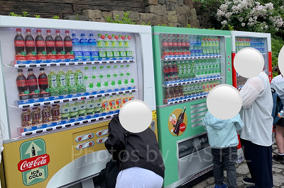 ユニバの自動販売機：アミティ・アイスクリームの向かい