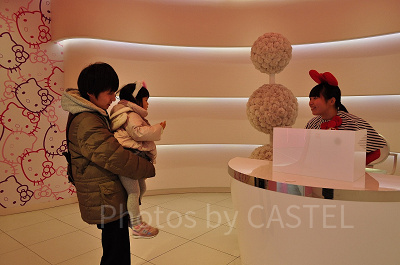 ハローキティのリボンスタイルで子供に話しかけるUSJクルー