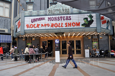 USJ「モンスターズ・ロックンロール・ショー」入口とUSJクルー