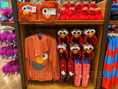 USJ2024冬グッズ/エルモの展示コーナー