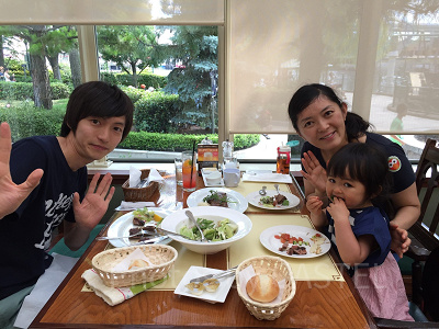 USJのレストランクルーはゲストのカメラで記念撮影のサービスをしてくれる(写真はパークサイド・グリル内)