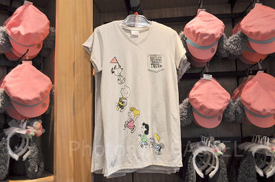 VネックTシャツ/WHAT A FUN PEANUTS TOUR