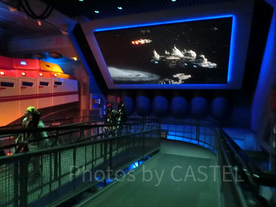 モニターには様々な情報が流れています