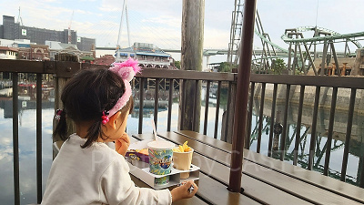 ボートウォーク・スナックの隣のイートスペースからのながめ