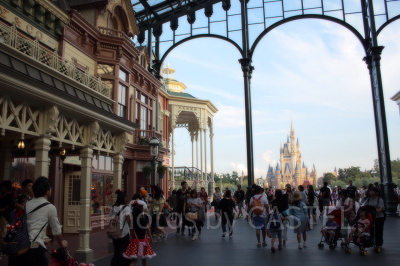 ワールドバザールからシンデレラ城が見えます。大きな荷物を持つ人が目立ちますね。