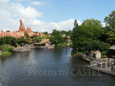 アメリカ河からはウエスタンランドのアトラクションが一望できます