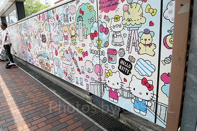 多摩センター駅前の壁面