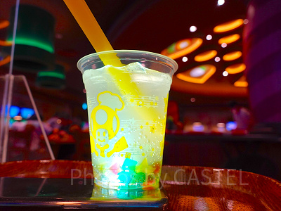 レモンスカッシュの下からライトを当てると…。