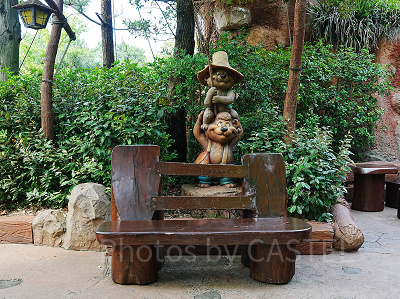 ラケッティのラクーンサルーン近くにあるベンチ