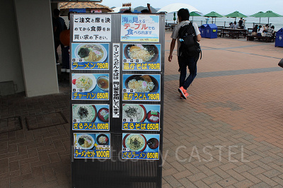 お弁当や売店で買ったものは園内のテーブル席で食べられます