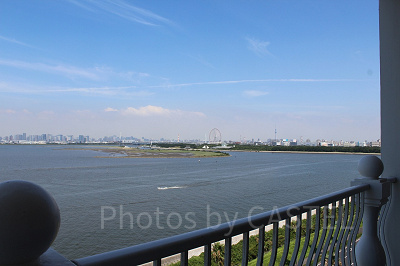 海側の部屋のバルコニーやバスルームからはベイエリアの景色が楽しめる