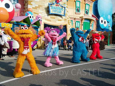 ゾーイはセサミストリートの女の子モンスター(左端)