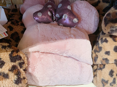 22 ディズニーのブランケット14選 ダッフィーやフード付きがランドとシーで発売中