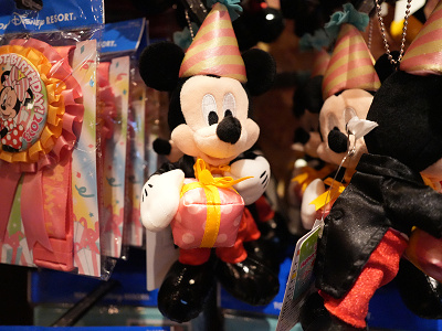 23 ディズニー誕生日グッズ5選 ぬいぐるみバッジ ロゼット タオルがバースデーデザインで登場