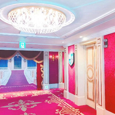 お城のようなエレベーターホール