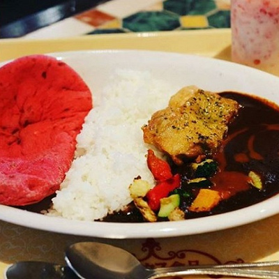 真っ赤なナンが特徴のカレー。