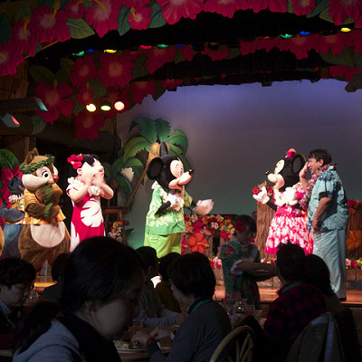 観客と距離が近いランチショー