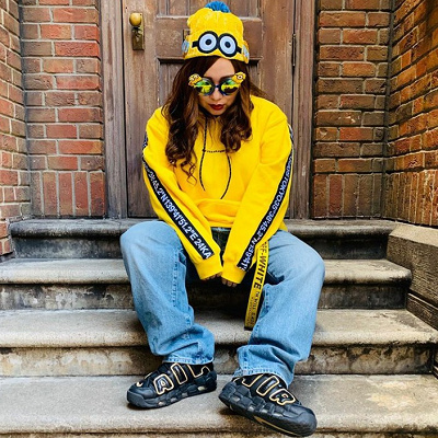 ミニオンのニット帽と伊達メガネはストリート風コーデにもぴったり