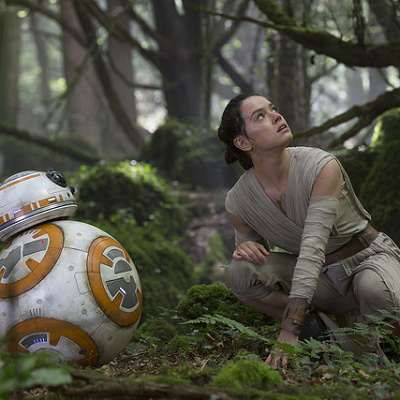 新たなシリーズの主人公レイとBB-８