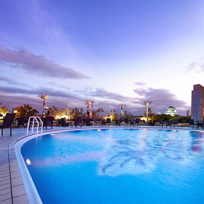 海外のリゾート気分を味わえるナイトプール