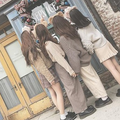 服のカラーを揃えるだけで統一感！ダッフィーがテーマのグループコーデ