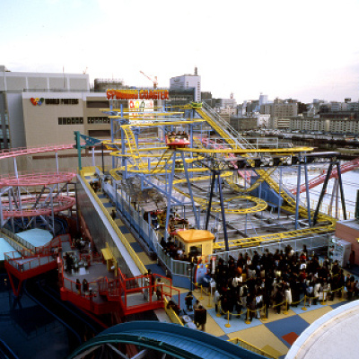 右に左に回転しながら駆け抜けるスピニングコースター！