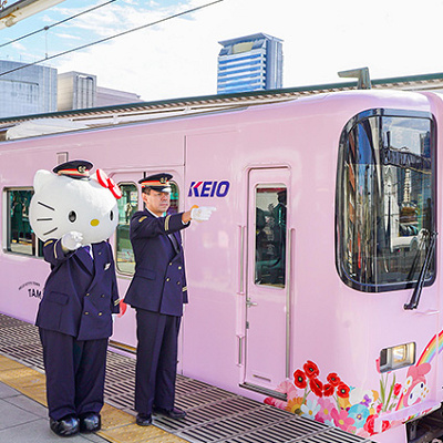 サンリオキャラクターがフルラッピングされた電車