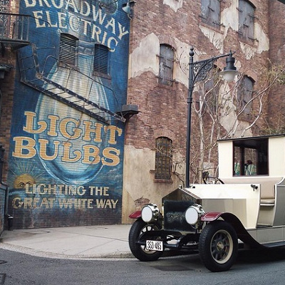 レトロな街並みとマッチしたヴィークル