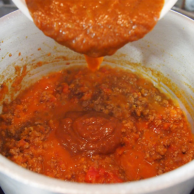 デミグラスソースを加え、さらに10分程度煮込む