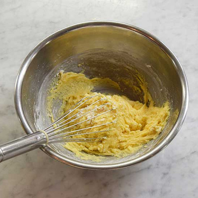 ①のボウルにホットケーキミックスを加えて、よく混ぜ合わせる