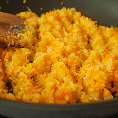 野菜をフライパンに入れ、炒める