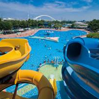 爽快に滑り落ちるジャンボスライダー