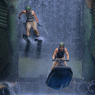 水上スキーで飛び込み登場