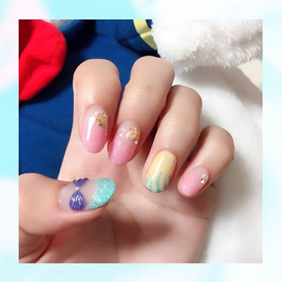 パステルカラーのアリエルネイル