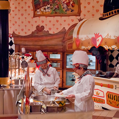 ディズニーリゾート内では、見るもの全てがショー。もちろん働く人もショーの一部