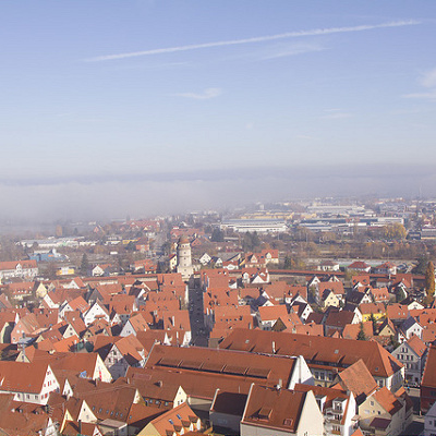 壁に囲まれた町を舞台にした進撃の巨人