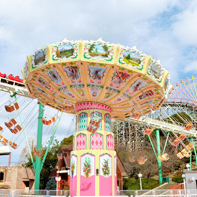 遊園地内のアトラクション