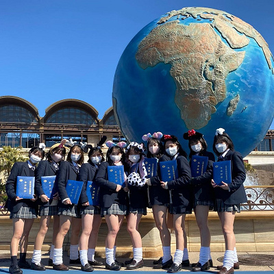 美脚卒業生、ドドン。