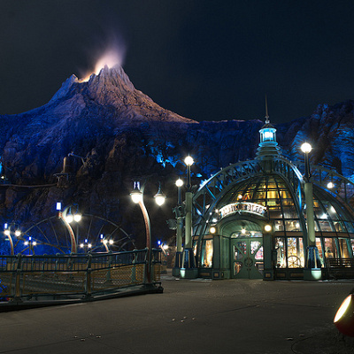 「ノーチラスギフト」とプロメテウス火山が美しい夜景