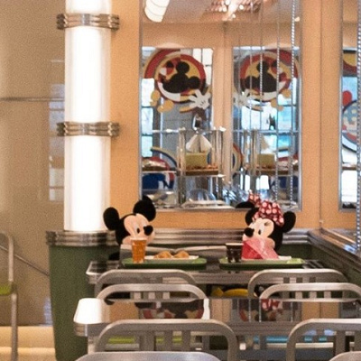 開店前、ミッキーとミニーが朝食中☆