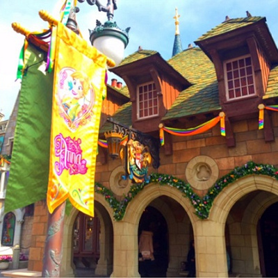 シンデレラ城の裏側にあります